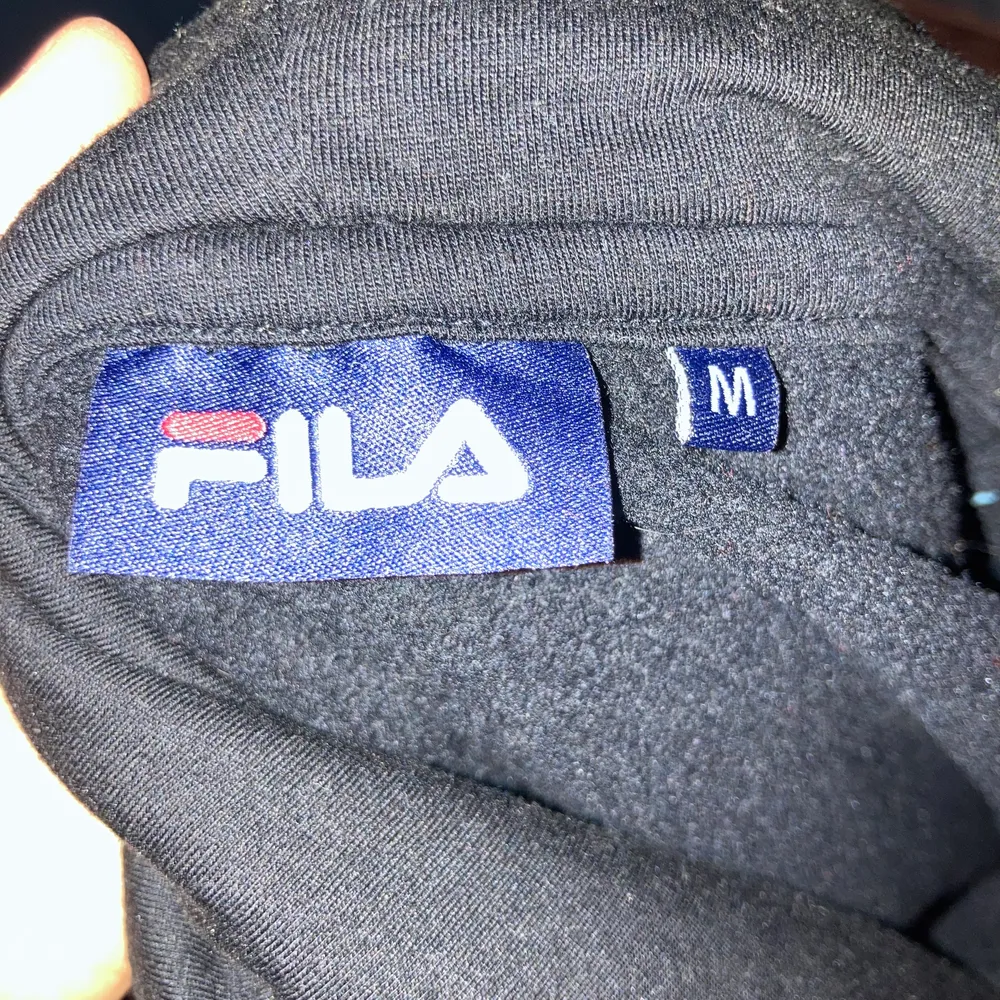 En croppad hoodie från FILA i storlek M! I princip som ny - använd ca 5 gånger! Jag kan mötas upp i Uppsala eller så betalar köparen för frakt 📦 . Hoodies.