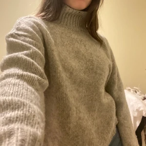 Stickad tröja - En superhärlig ljusgrå stickad tröja med polotröja. Ni står för frakt! BUDA I KOMENTARERNA!!!