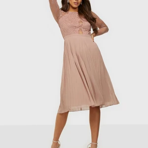 Nelly: Something about her midi dress - NY UNDERBAR SPETSKLÄNNING MED PRISLAPPARNA KVAR.  Säljer denna underbara midi spetsklänning i färgen dusty rose. Namn: Something about her midi dress Storlek: 38 Nypris: 649kr Skick: Oanvänd med prislapparna kvar 