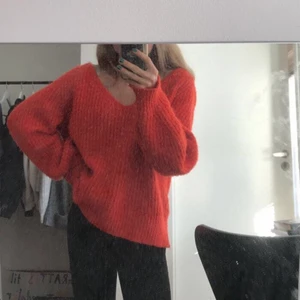 Röd stickad chiquelle  - Jätteskön & snygg rödorange stickad från Chiquelle! Väldigt bra skick, och otroligt fin höstfärg! Storlek one size men skulle säga att den är en M ungefär, därför ganska oversized på mig som oftast har XS😊 fler bilder kan skickas! 