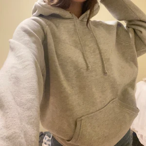 Grå hoodie  - En jättefin ljusgrå hoodie! Säljer då jag inte får någon användning av den längre. Orginalpris 400kr. Ni står för frakt! BUDA I KOMMENTARERNA!!!