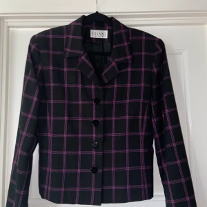 KAVAJ  - Rosa och svart rutig kavaj. Aldrig använd: nyskick. Storlek M passar även S