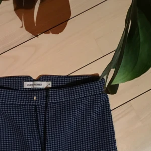 Blå/svarta byxor - Ett par gamla favorit byxor i blått och svart mönster🥰 Strl 34 från Carin Wester💕 Jätteballa till ett par kängor, säljs för 150😊