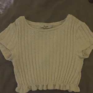 jättesöt top från nakd  - andvänt 2/3ggr, storlek xs men skulle säga den passar bättre s eller m. köpte för 199kr då den säljs för 90kr