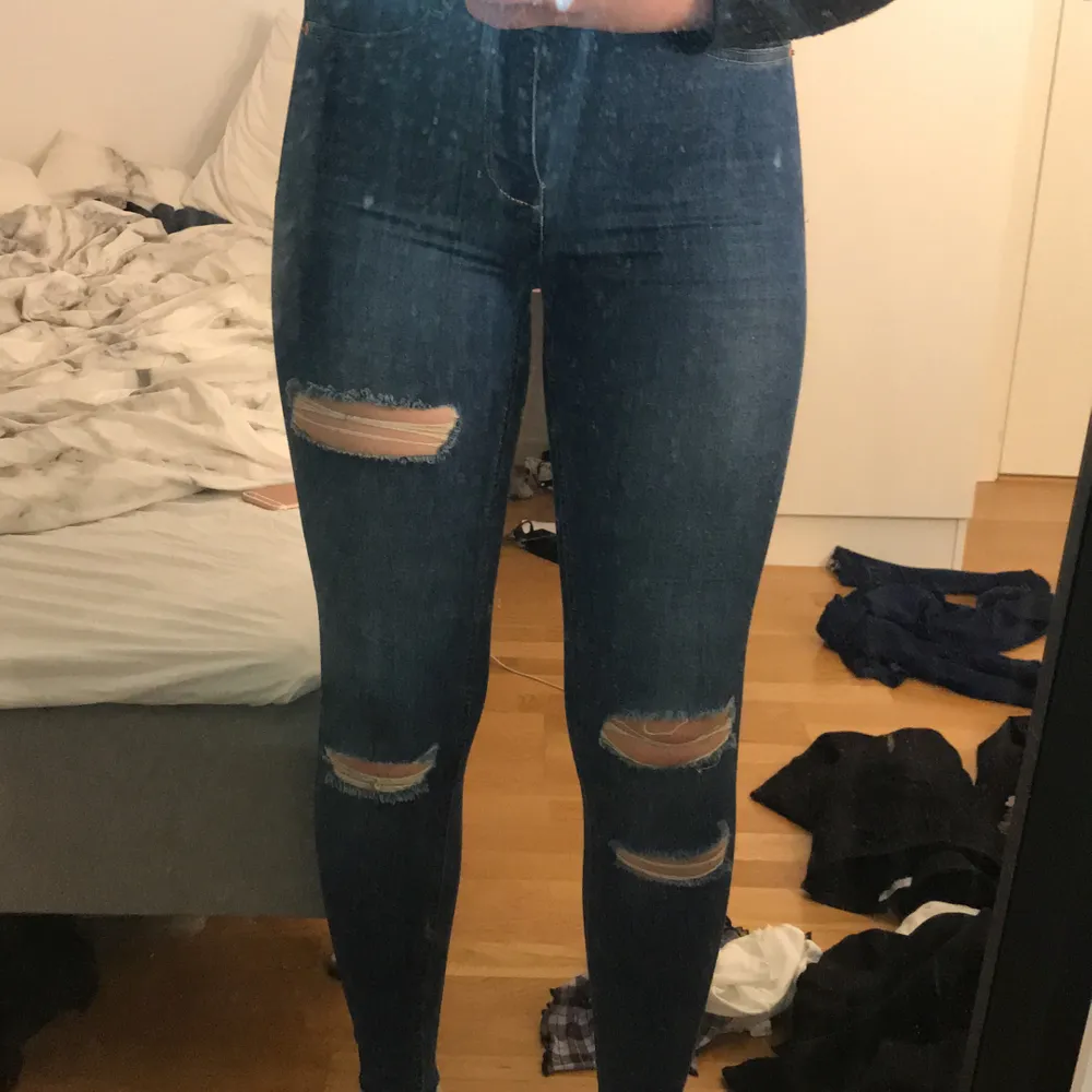 Tänkte sälja mina Gina tricot Molly jeans på grund av att dem tyvärr är försmå för mig. Dem är i storlek S men ganska små, dem är i bra skick och använda ca 2-3 gånger. Kan mötas upp i Västerås, köparen står för frakt 💕. Jeans & Byxor.