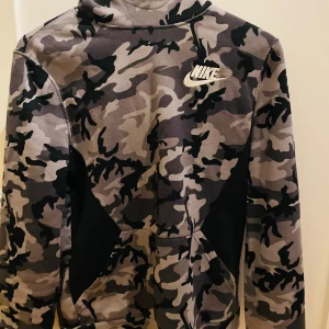 Huvtröja Nike  - Grå camouflage huvtröja, NIKE. Nyskick. Storlek 158/170 (barnstorlek) 