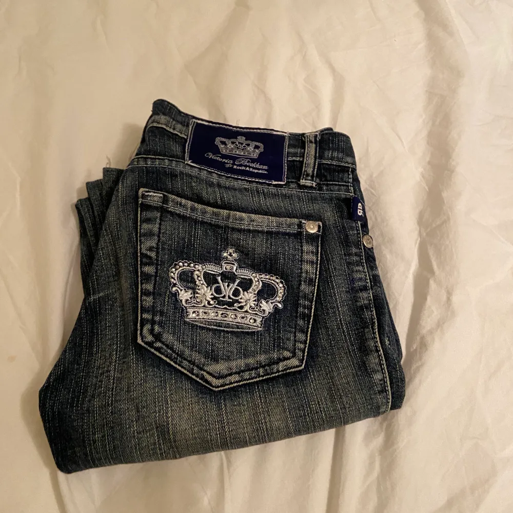 90’s vintage jeans från Victoria Beckham x Rock & Republic med den klassiska kronan på bakfickan 👑 Bootcut modell med låg midja! Köparen står för frakt! Är många intresserade sker budgivning i kommentarerna - höj med 10kr! 📦💕. Jeans & Byxor.