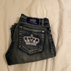 90’s Victoria Beckham for Rock & Republic Jeans 25 - 90’s vintage jeans från Victoria Beckham x Rock & Republic med den klassiska kronan på bakfickan 👑 Bootcut modell med låg midja! Köparen står för frakt! Är många intresserade sker budgivning i kommentarerna - höj med 10kr! 📦💕