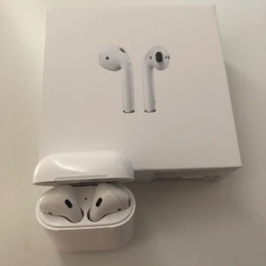 Airpods  - Helt oanvända Airpods! Är som nya och helt rena. Man får med boxen! Pris kan diskuteras 