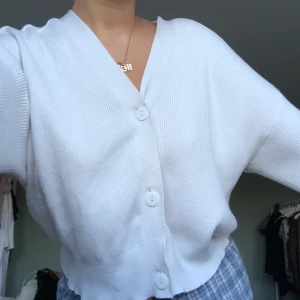 Vit tröja - Säljer denna eftersom den inte kommer till användning. Fint skick! 