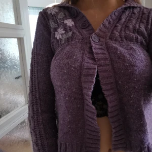 Lila kofta  - Säljer denna jättefina grovstickade kofta då jag rensar ut min garderob