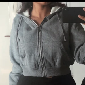 grå kort huvtröja - aldrig använd! väldigt mysig huvtröja som är kort i modellen💕 (ingen retur)
