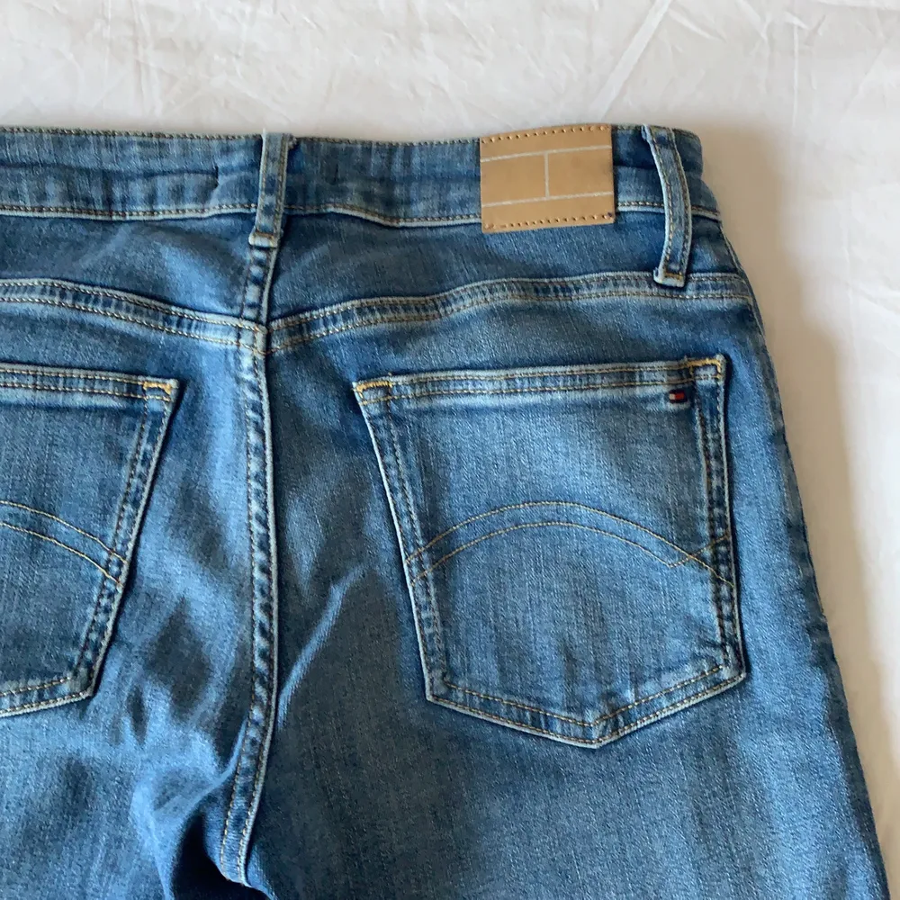 Skinny jeans från Tommy Hilfiger köpta på Kidsbrandstore. Säljer pga för små. Perfekt skick, knappt använda. Jeans & Byxor.