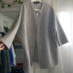 Grå kappa från Zara - Fin grå kappa från Zara. Jag har storlek XS på denna men passar även S/M. Perfekt inför höst men även vår. Kappan har fickor och en fin knapp. Priset kan diskuteras vid snabb affär och köparen står för frakten som vanligt.😊
