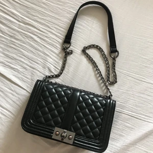 Svart väska - Väska från Ginatricot. Passar perfekt till en utekväll, även vardag! Sparsamt använd, men inga slitningar eller så. Säljs för 50kr, köparen står för frakt