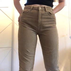 Skit snygga manchesterbyxor  - Snygga å sköna manchesterbyxor. Storlek w26 L32 från Urban outfitters 