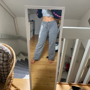 Hollister raka mjukis byxor  - Avklippta nertill, super bra skick storlek M, köparen står för frakten och priset är exklusive frakt 