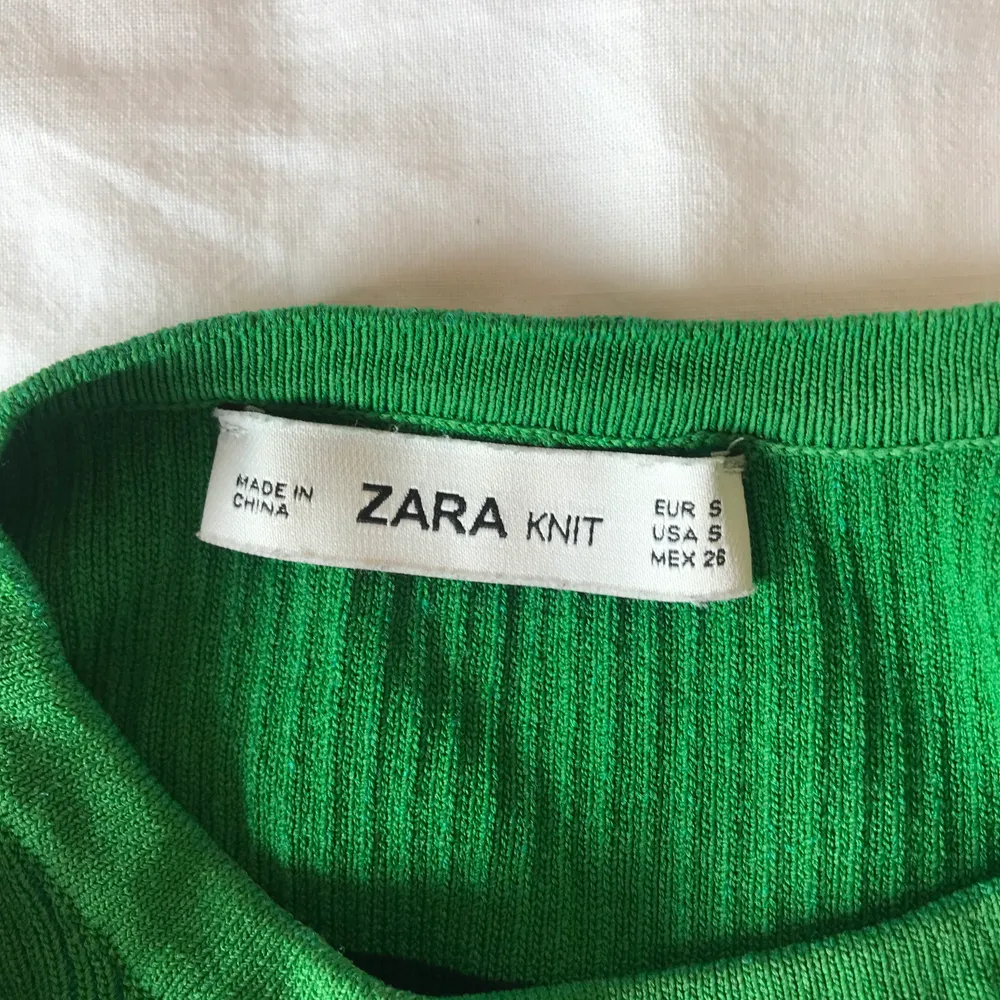 svincool grönrandig crop topp från Zara i storlek S! köparen står för frakten. Toppar.