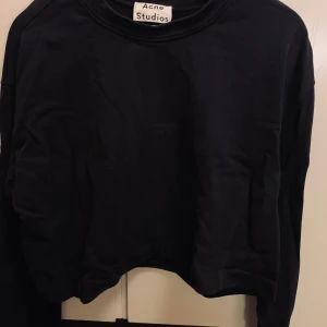 Acne collegetröja  - Collegetröja från Acne i kort modell