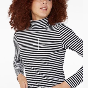 Randig polotröja - Svart/vit randig polotröja från monki. Väldigt passande nu till hösten. Bra skick! Frakt ingår i priset! (Rökfritt och djurfritt hem) 