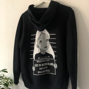 Luvtröja - Fint skick. Kan hämtas i Svartbäcken, Uppsala eller skickas mot posten spårbart 63kr.