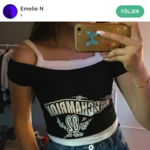 Skitgullig topp! - Jättesöt topp köpt här på plick. (Första bilden är lånad från hon jag köpte den av). Säljer då den är för liten för mig. Skulle säga att den är storlek XS! Secondhand skick, tex är trycket sprucket. Lite y2k vibes, linnet under sitter ihop. 50 kr + frakt!