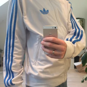 ADIDAS TRACK JACKET - Vit Adidas track jacket i bra skick!