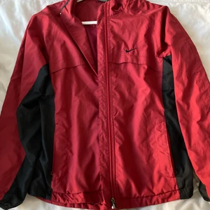 Nike jacka M  - Vintage Nike jacka M men kan pässa S. Frakt inte inkluderas. Änvand inte mycket och är i bra skick. Kontakta om du är intressad 🥰