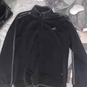 Adidas hoodie - Ny, storlek L/M. bra skick