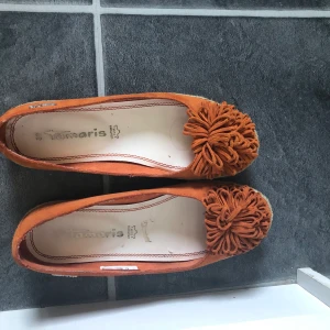 Skor + jacka  - Dem är samma färg strl 39 och M jacka