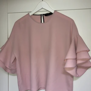 Blus från zara - Säljer en blus från zara, storlek xs. I nyskick och inte använd mycket alls😊😊