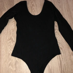 Svart body - Svart långärmad body från Bikbok med lite djupare rygg! Knappt använd, strl S! 