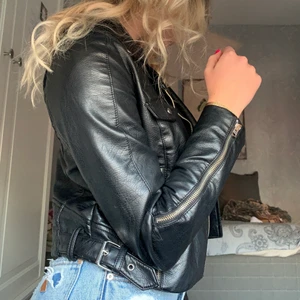 Skinnjacka från Zara - Bra skick! Jacka från Zara. Frakt tillkommer ❣️ 