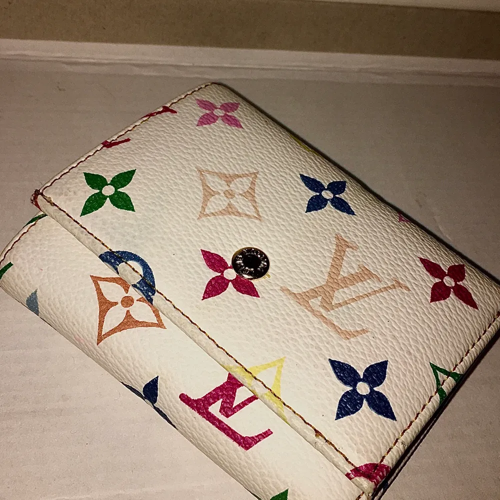 white with colored print Louis Vuitton wallet. Contact for more details.. Väskor.