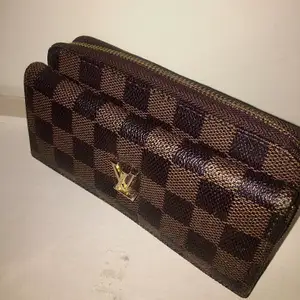 FAKE brown and dark brown Louis Vuitton wallet, slightly broken. Contact for more details
