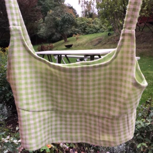 Grön rutig zara linne - Säljer mitt fina linne från zara eftersom den är lite för stor i armarna på mig! Använd 2 ggr och är köpt för cirka en månad sedan!✨💖 frakt är inte inkluderad. HÖGSTA BUDET ÄR 120kr
