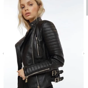 Chiquell Moto Jacket svart - Säljer en Moto Jacket i färgen svart som jag beställt hem från Chiquelle, använt jackan vid 1-2 tillfällen. Säljer då den inte kommer till användning. Köpte jackan för 700kr men säljer den för 500kr! (Frakt ingår ej.) Strl 36