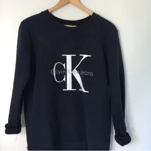 Calvin Klein tröja - Har inte använt den så många gånger och ligger bara i garderoben. Den är i bra skick och har storlek XS. Köpte killes storlek så passar bra för tjej från XS till L. Kan tas till Växjö, annars kan jag skicka, men frakten står jag inte😊. Nypris 1000