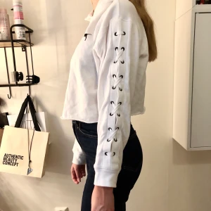 Vit hoodie från Pink - Vit hoodie med snygg snörning på armarna🌟 Ej struken på bilden därav lite skrynklig!