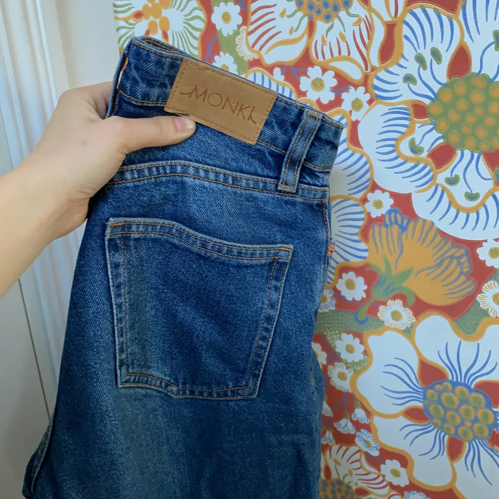 Säljer dessa jeans från Monki i modellen Yoko i fint men använt skick. Jeansen är i storlek 24. Jeans & Byxor.