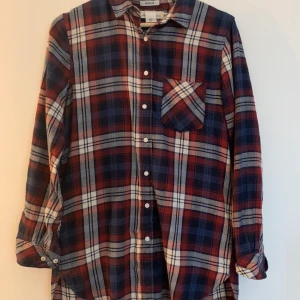 H&M skjorta storlek 34/XS - Inte oversized, men däremot lång i modellen. Väldigt mjuk och skön flanellskjorta!   120:-(Exkl. frakt!)