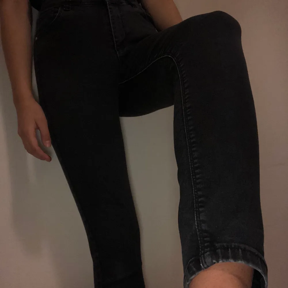 Supersnygga svart/gråa jeans med hög midja . Jeans & Byxor.