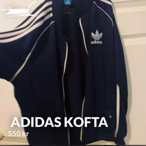 Marinblå adidas kofta - Aldrig använt, S funkar som Xs och en lite M. Kan fraktas(80kr) priset kan diskuteras tänk på att den är helt ny och en ny kostar runt 700kr.