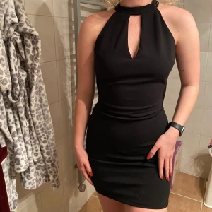 svart klänning med öppen rygg - Tight svart klänning från Vera Moda med öppen rygg, använd en gång så som ny. Står ingen storlek med uppskattar den till en S/M. 