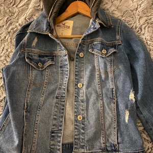 Hollister jeansjacka - Jeansjacka med luva från Hollister som knappt är använd. Storlek L men passar M också!🥰
