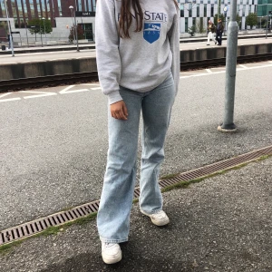 Monki Jeans - High waisted jeans från Monki som är extra långa.  Bra skick och knappt använda.                            Passar större S och M.                                           Ord. pris 500kr