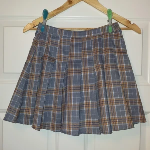 Lolita grey skirt/pants - Denna kjolen räddar en från att ha nyfikna folk att kolla under o tro de ska hitta nått intressant ;))) använd den en massa men kommer ändå i god/ok skick. Köpt en från någon asiatisk sida, minns inte priset. Storlek är mellan 34/36 (står S på den)