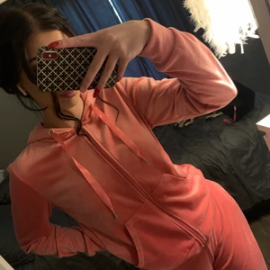 Mjukis - Mörkros mjukisdress, byxor använda men tröjan bara använd få gång.som nya