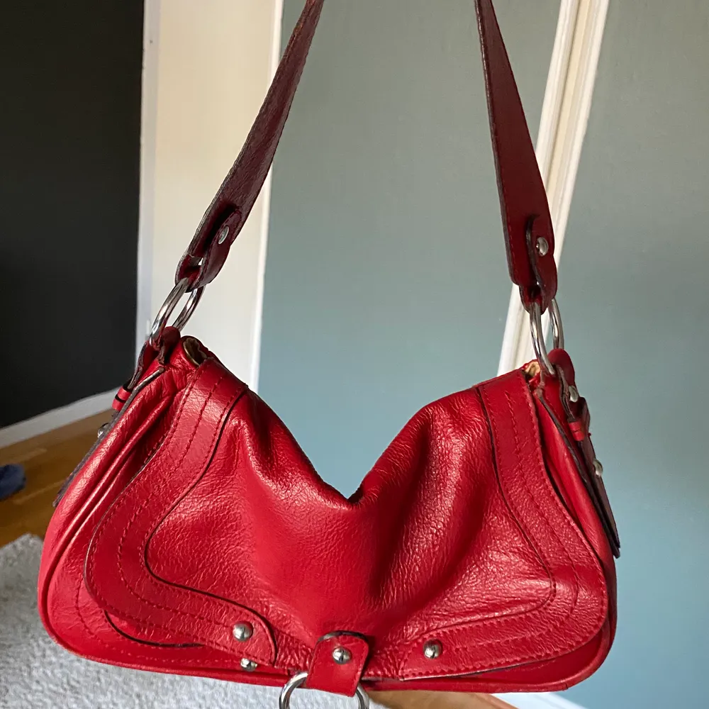 En jätte fin röd shoulderbag. Den är perfekt stolek och rymmer väldigt mycket. Kan mötas i stockholm annars står köparen för frakten!. Väskor.