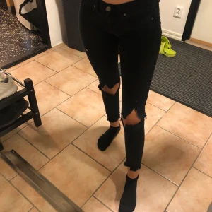 Svarta jeans med hål i  - Säljer mina favorit jeans då ja köpt nya köparen står för frakt 